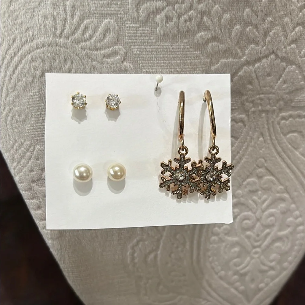 Earring set of gold snowflakes, faux pearls and crystal studs